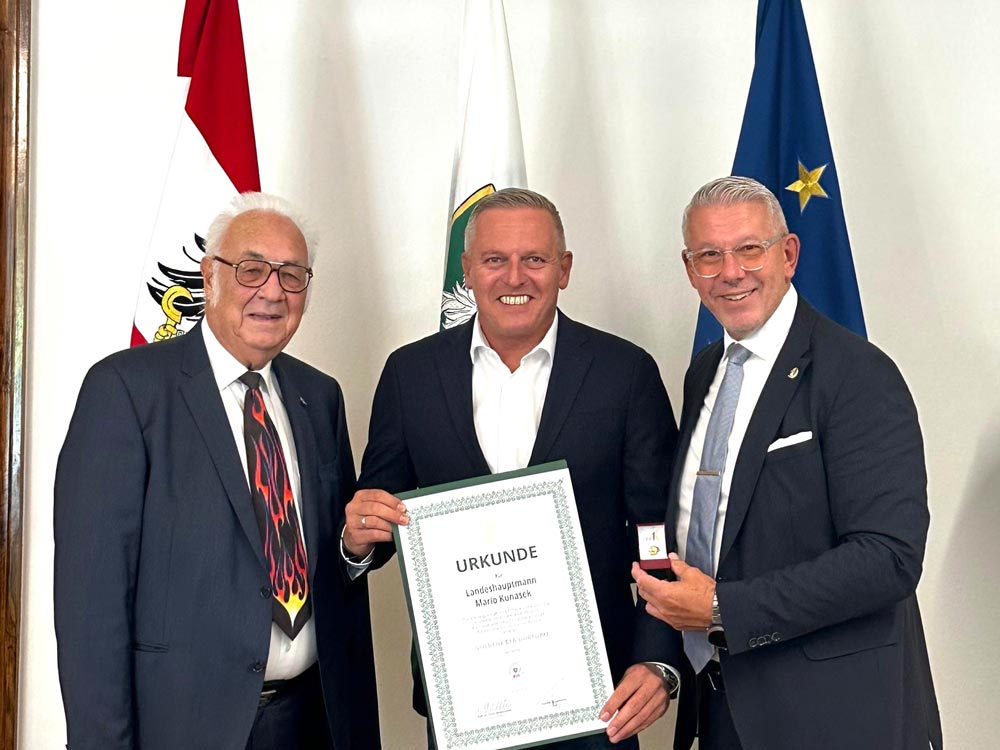 Landeshauptmann Mario Kunasek (Mitte) erhielt den Goldenen Uhrturm 2025 aus den Händen von BFA-Präsident Harald Burgstaller (rechts) und Ehrenpräsident Dr. Otto Widetschek (links).
